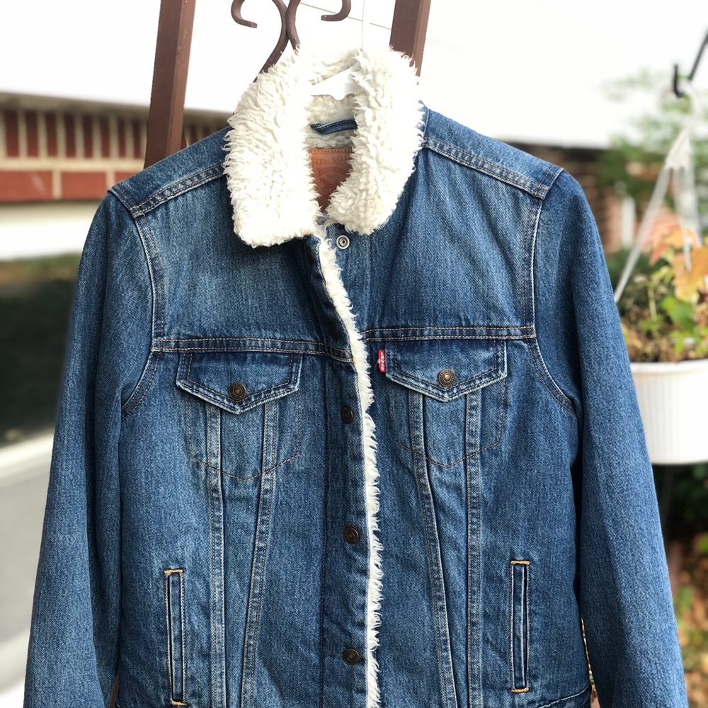 💥Levi’s Jean jacket w/fur
(Médium)